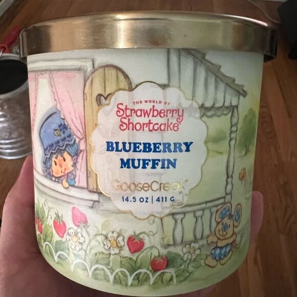 Goose Creek Strawberry Shortcake Blueberry Muffin 3 Wick Candle 14.5 Oz - Picture 1 of 7